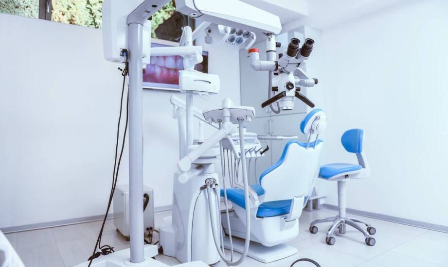 Jak dentysta w Ujściu diagnozuje stomatologiczne problemy za pomocą nowoczesnego sprzętu?