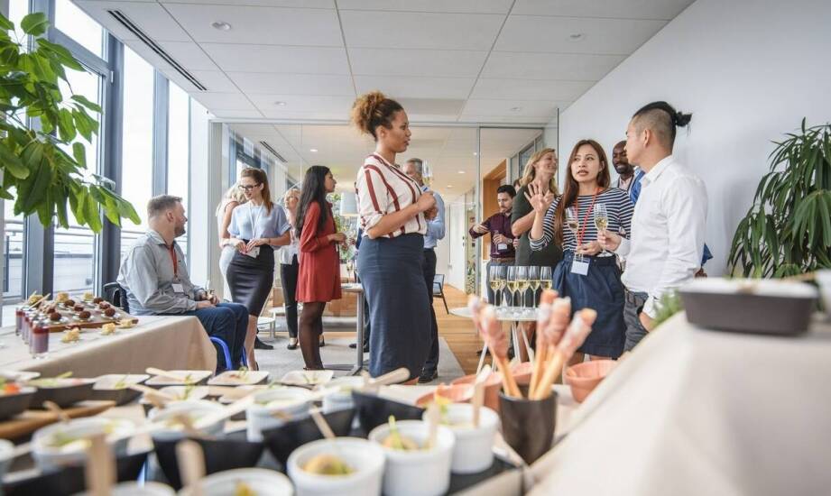 Jak catering dla firm może zwiększyć zaangażowanie u pracowników?