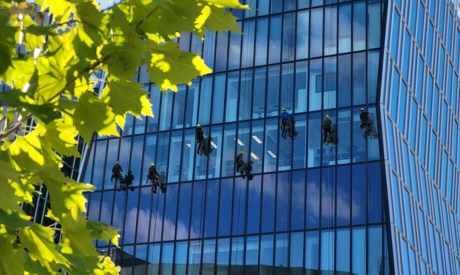 Jakie są najważniejsze aspekty mycia okien w komercyjnych budynkach?