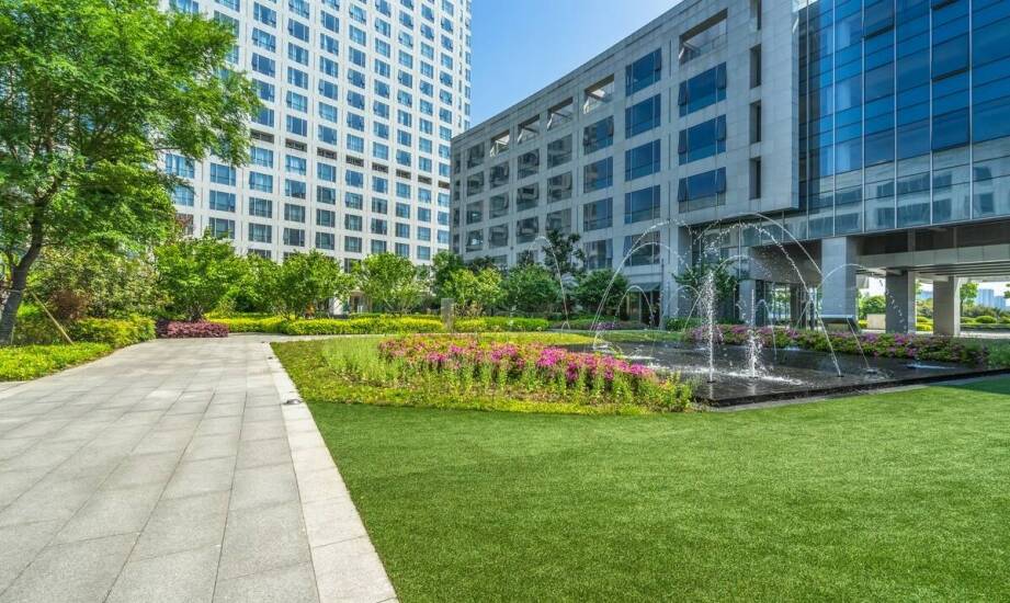 Zastosowanie światła i dźwięku w nowoczesnych fontannowych instalacjach