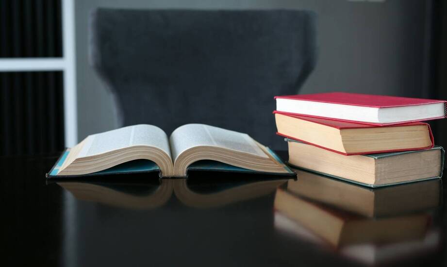 Jakie zagadnienia poruszają książki dla średniozaawansowanych o React?