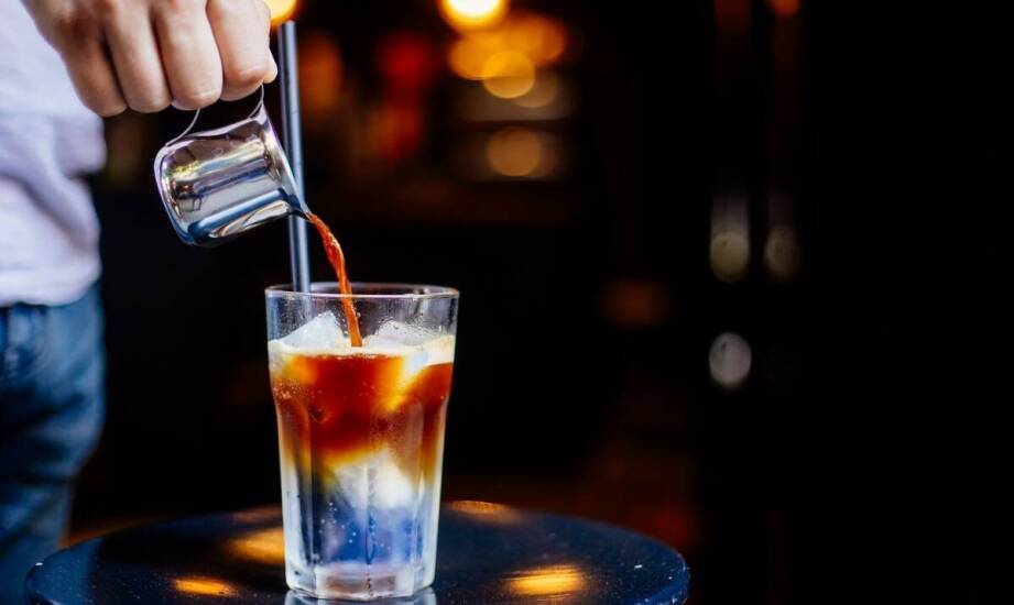 Jak komponować różne rodzaje kawy z karmelowym syropem?