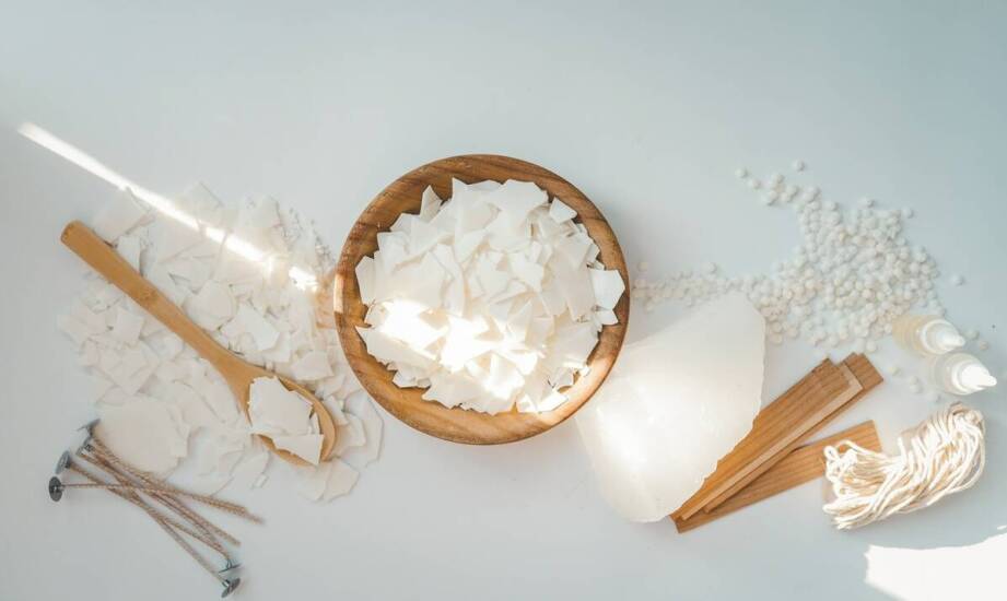 Naturalne emolienty w kosmetykach – jak działają na suchą skórę?