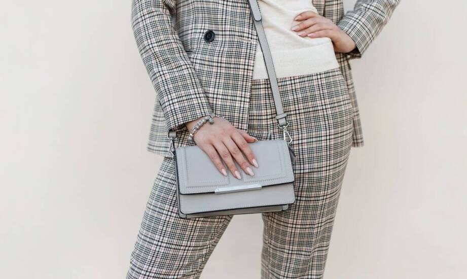 Kabaretki w stylizacjach biurowych - jak nosić je z klasą?