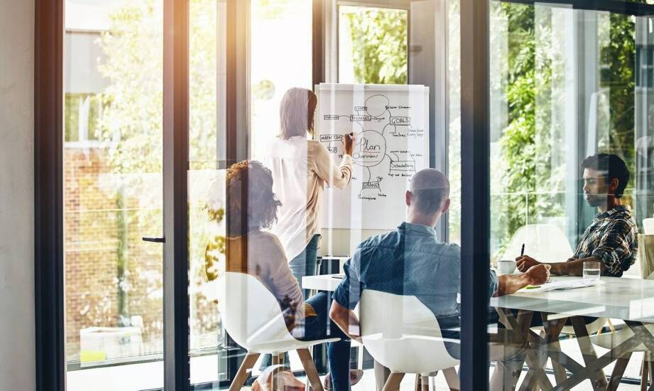 W jaki sposób rachunkowe biura monitorują zmiany w przepisach podatkowych?