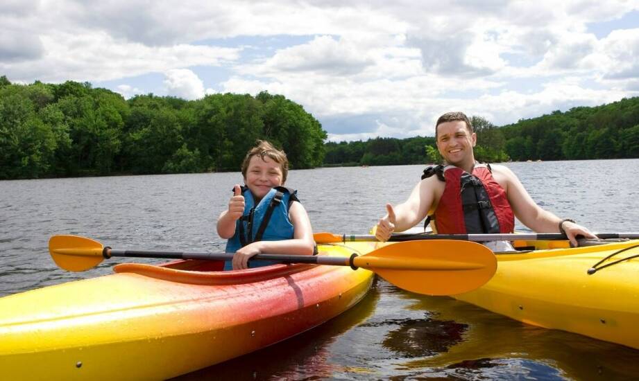 Wiosła i kamizelki – niezbędne elementy wyposażenia w wypożyczalni kajaków PAGAJOS