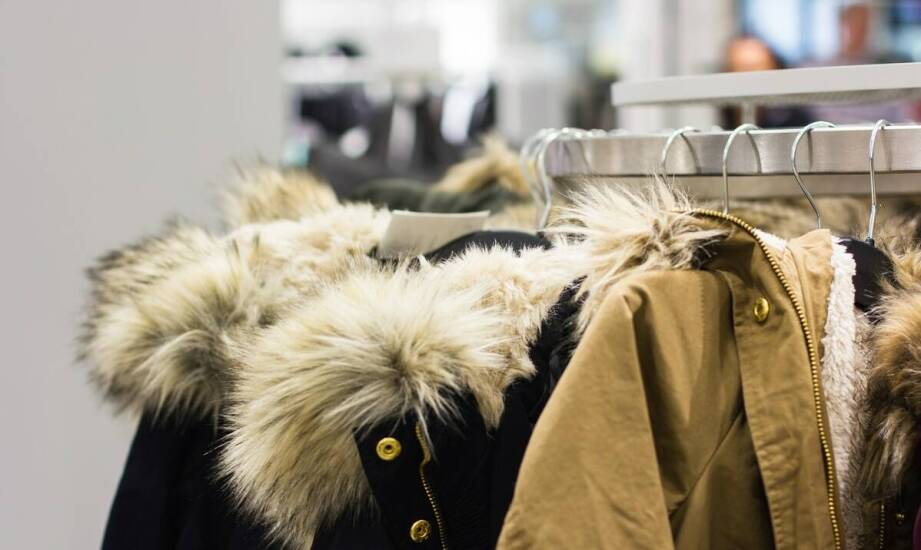 Nowoczesne damskie okrycia wierzchnie – co warto mieć w swojej szafie?
