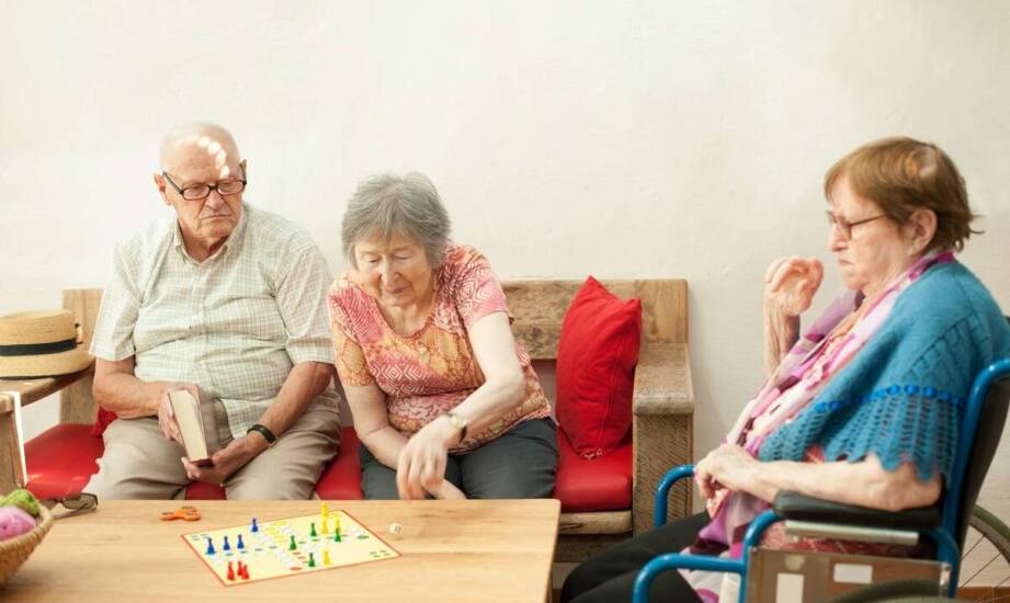 Jak dom opieki w Warszawie wspiera rozwój społecznych umiejętności seniorów?