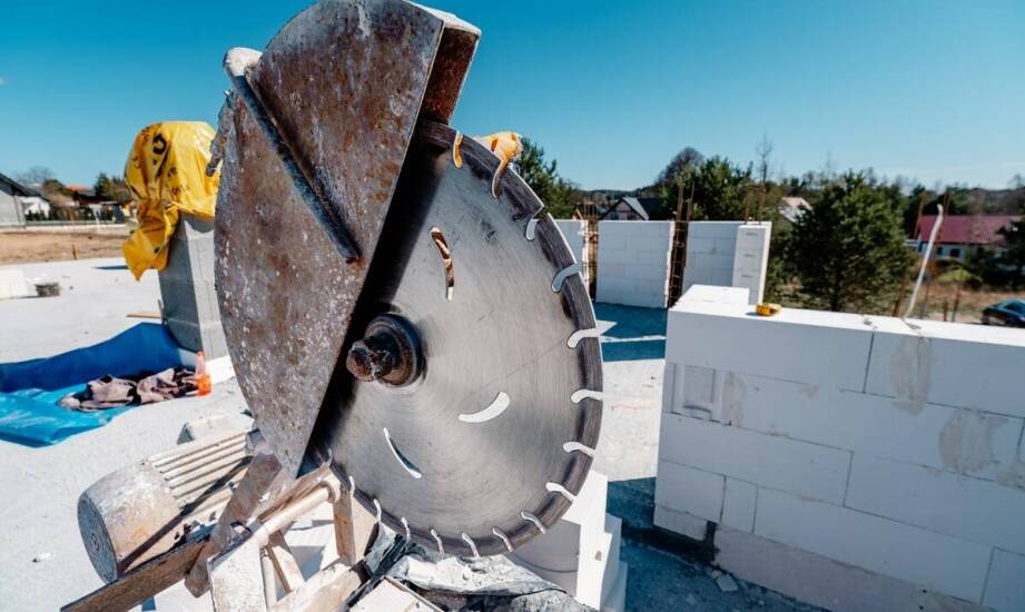 Jakie są korzyści z wyboru lokalnego zakładu kamieniarskiego w Białymstoku?