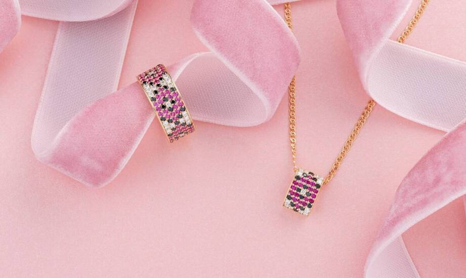 Jakie dodatki najlepiej komponują się z egipskim naszyjnikiem?