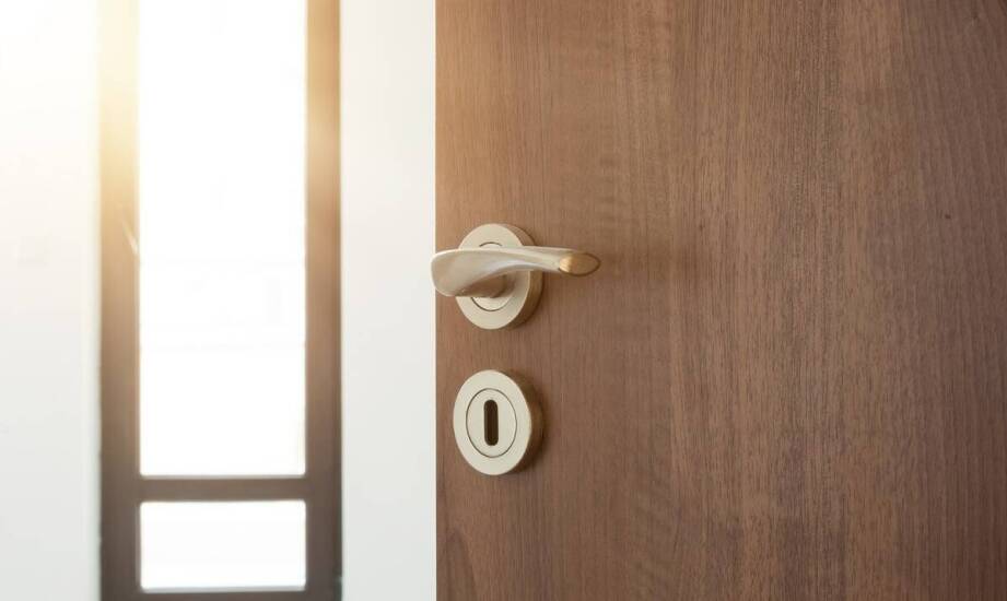 Drewniane drzwi czy PVC – które wybrać do jednorodzinnego domu?