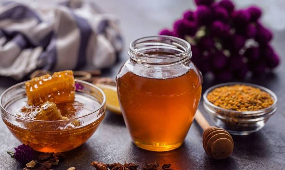 Jak miód z spiruliną może stać się wyjątkowym elementem składziku prezentów?