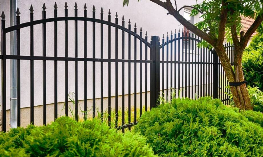 Dlaczego warto inwestować w ocynkowane i proszkowo malowane bramy w Sandomierzu?