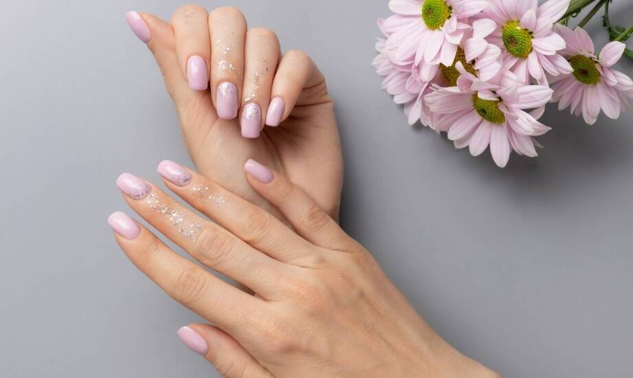 Jakie ozdoby do paznokci warto mieć w swojej kolekcji?