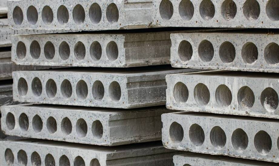 Przewaga betonowych żerdzi nad innymi materiałami w budownictwie energetycznym