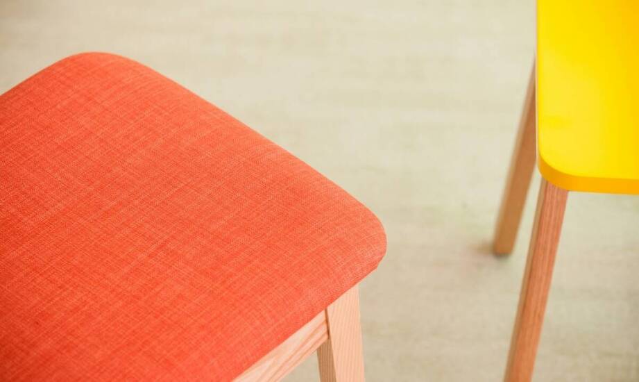 Najnowsze trendy w personalizacji drewnianych krzeseł: co jest teraz na topie?