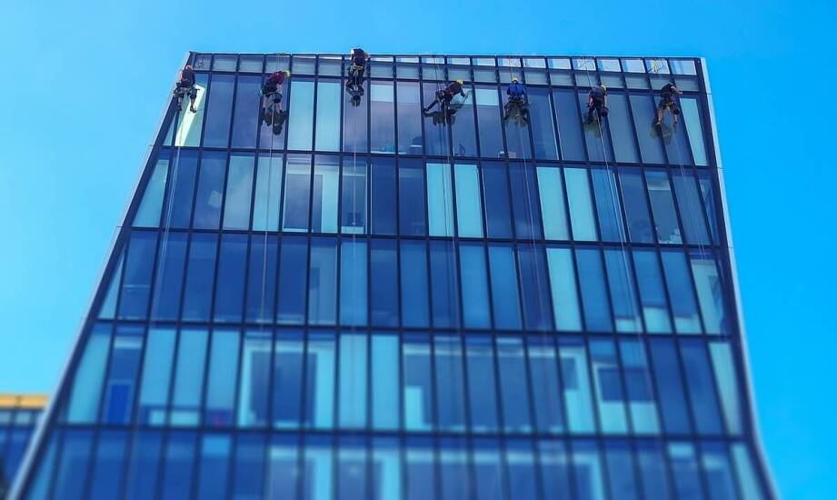 Profesjonalne mycie okien na wysokości w Warszawie – co warto wiedzieć?