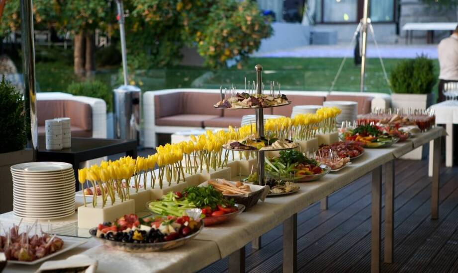 Eventowe meble jako kluczowy element dekoracyjny w wypożyczanych namiotach