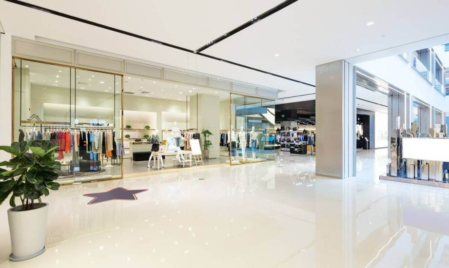 Zalety stosowania polerowanego betonu w przestrzeniach komercyjnych