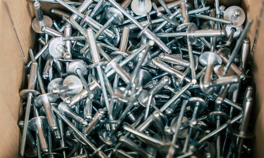 Jakie są kluczowe zalety stosowania sworzni i nitów w branży budowlanej?