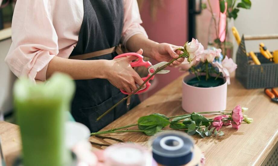 Jakie florystyczne akcesoria warto mieć pod ręką na każdą okazję?