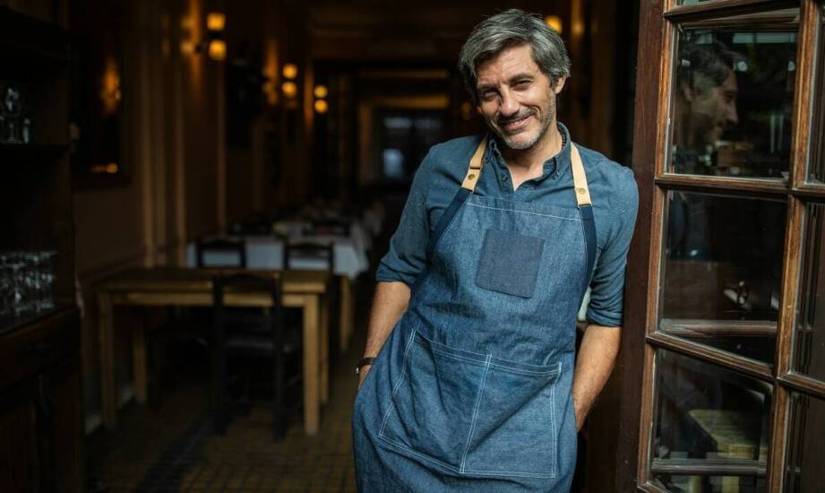 Jak dopasować kelnerskie fartuchy z nadrukiem do stylu gastronomii