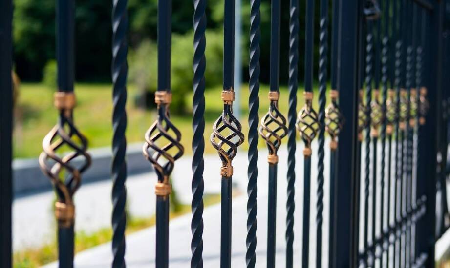 Kluczowe czynniki wyboru odpowiedniego wózka do podwieszanej bramy