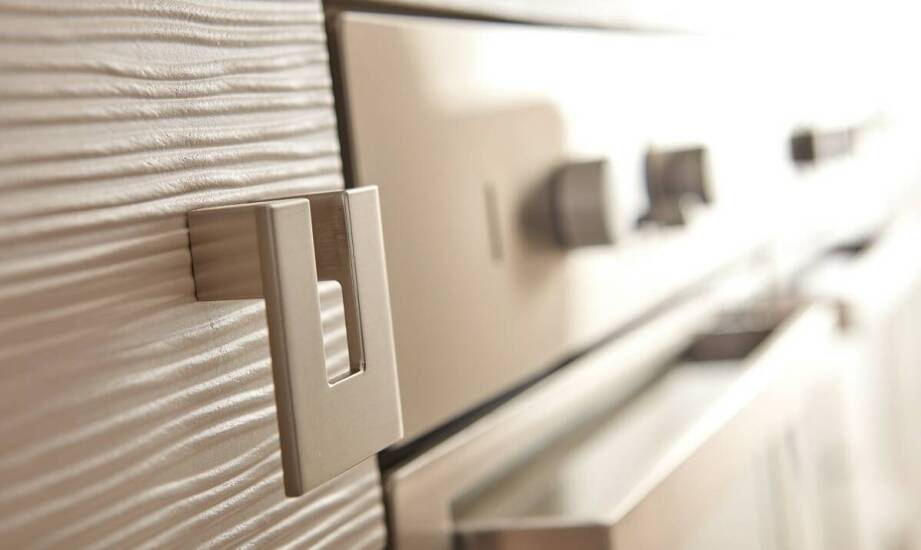 Jak wybrać stylowe i trwałe złote uchwyty do szafy?