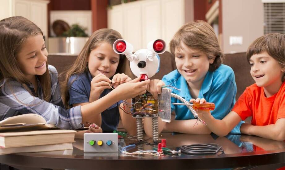 Jakie cechy powinny mieć interaktywne roboty dla uczniów w szkołach średnich?