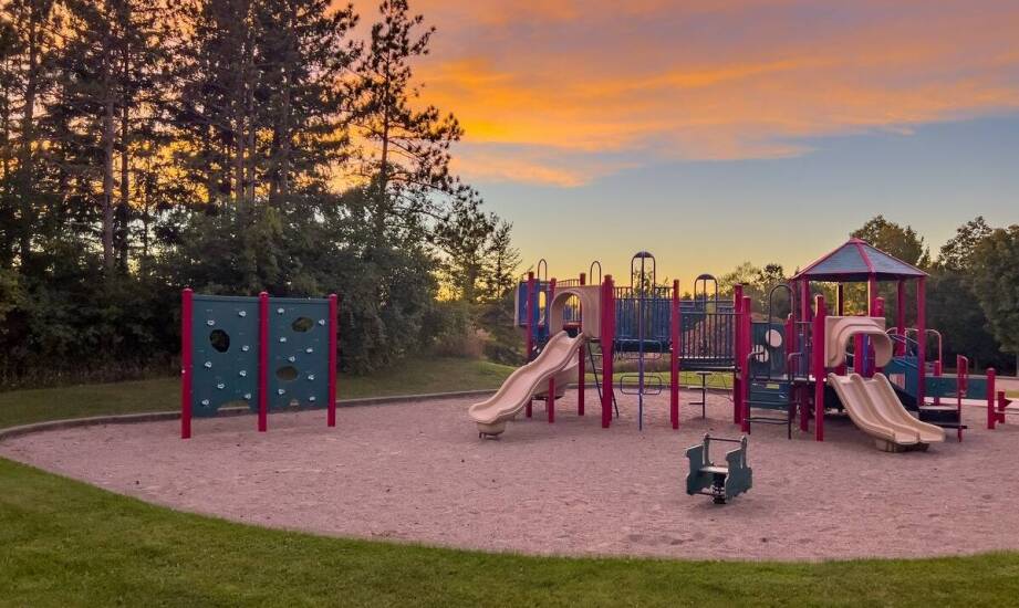 Udogodnienia dla rodzin z dziećmi w domkach z placem zabaw i wspinaczkową ścianką