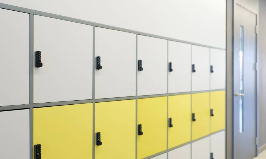 Kolorowe modułowe szafki dla dzieci jako element edukacyjny