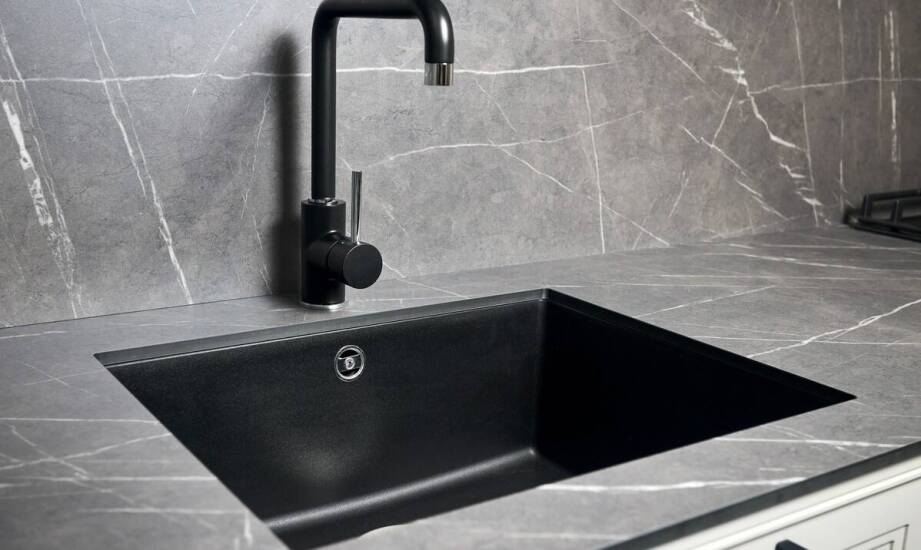 Czarne łazienkowe baterie – jak wpływają na nowoczesny design wnętrz?