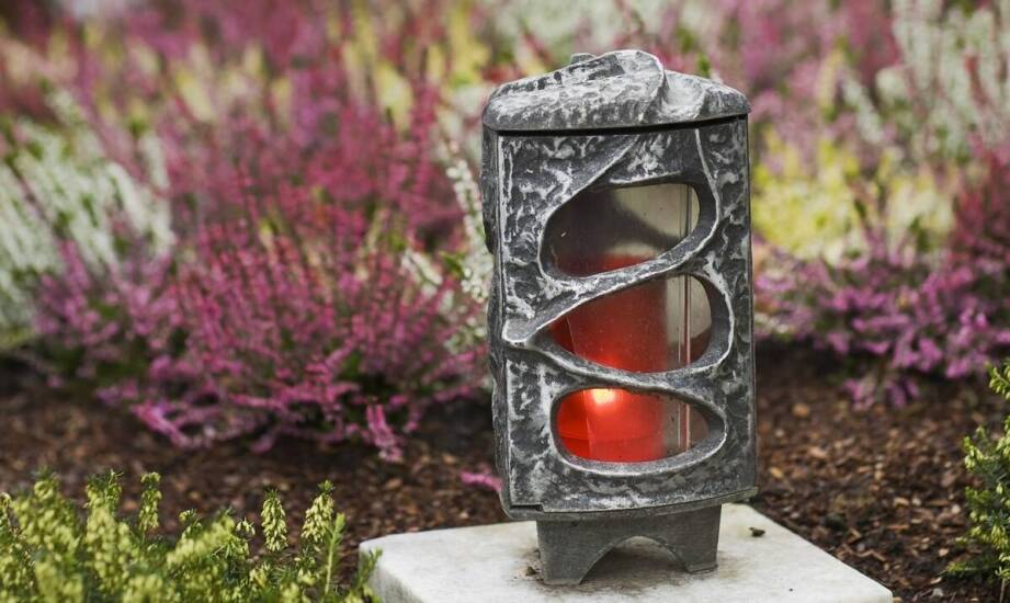 Jak personalizacja nagrobkowych zdjęć wpływa na ich unikalność?