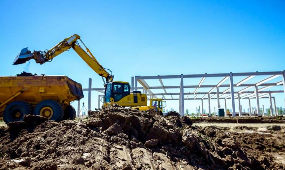 Jakie są najczęstsze zastosowania wynajmu koparek w projektach komercyjnych?