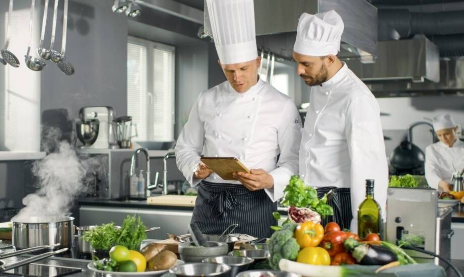 Obuwie do gastronomii a komfort pracy: kluczowe aspekty