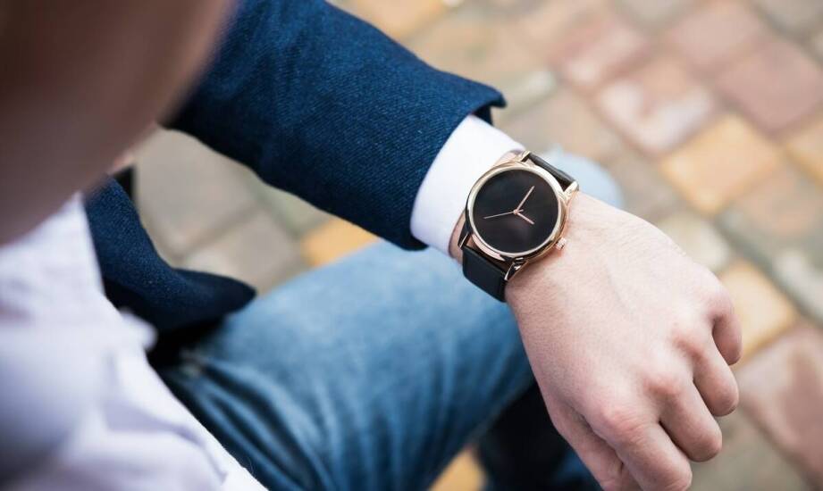Czarny smartwatch jako idealny wybór dla miłośników klasyki i technologii