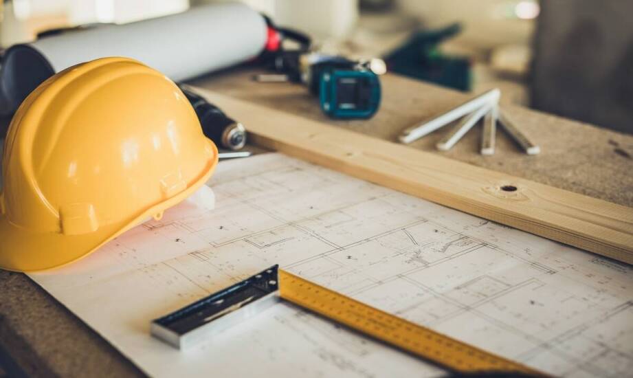 Różnorodność budowlanych tablic - jak dostosować je do specyfiki projektu?