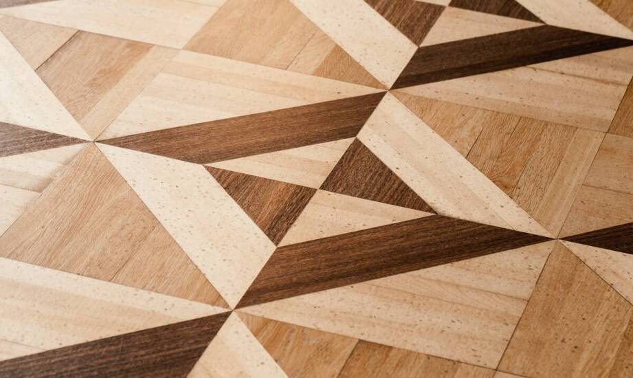 Wzory układania klasycznego parkietu – jak wpływają na optykę pomieszczenia?