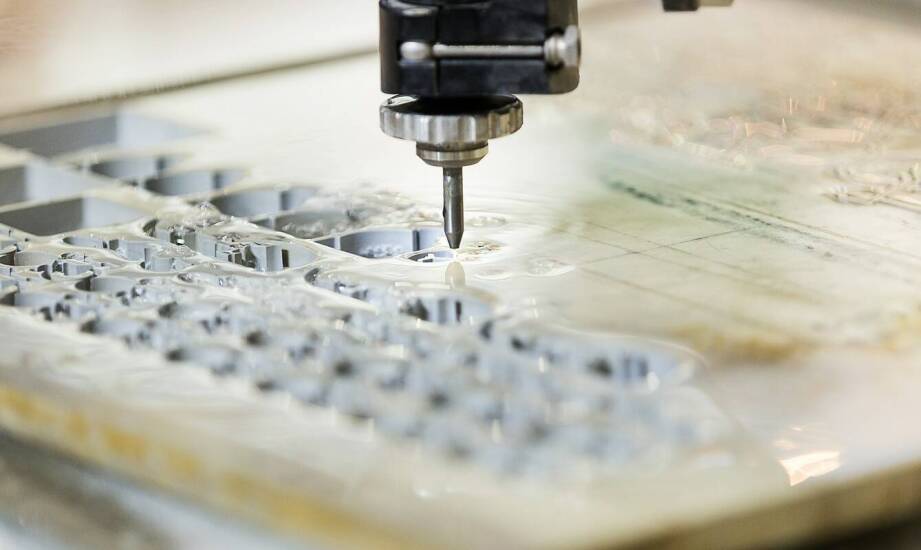 Wycinanie pleksi jako element zrównoważonego rozwoju w produkcji.