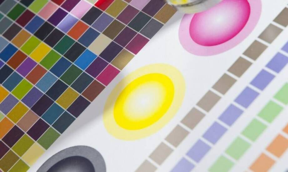 Jakie są kluczowe zalety etykiet odpornych na działanie promieni UV?