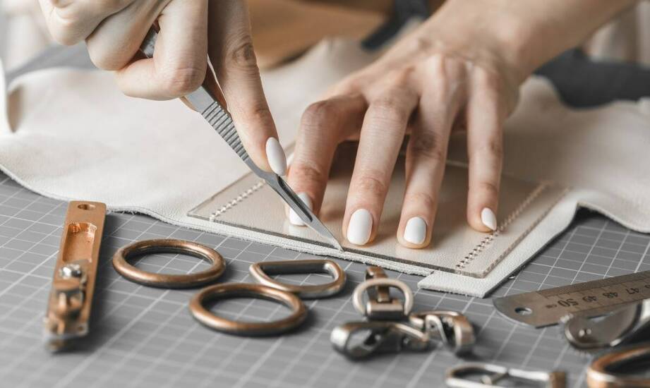 Jak drobne krawieckie usługi uzupełniają ofertę chemicznego czyszczenia ubrań?