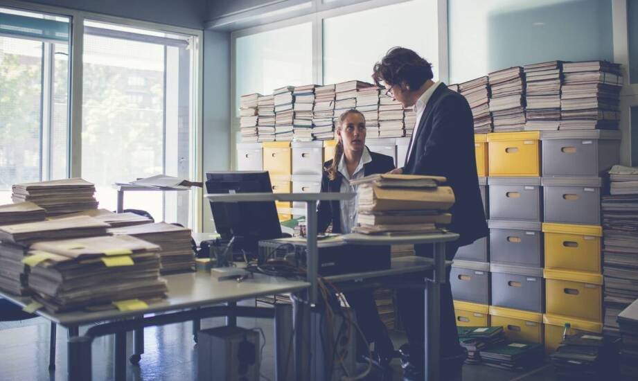 Jak kartonowe pudełka na dokumenty wspierają organizację biura i archiwizację?