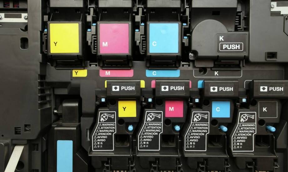 Tonery i tusze do drukarek – jak wybrać odpowiednie do swoich potrzeb?