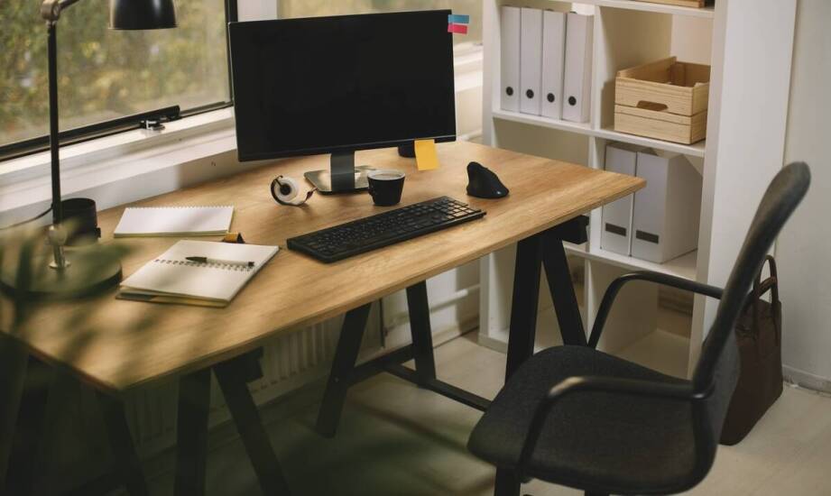 Jak zorganizować domowe biuro dla ucznia, korzystając z tanich szkolnych artykułów?