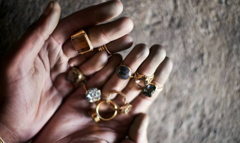 Srebrne czy złote długie kolczyki do czarnej sukienki? Poradnik do wyboru.