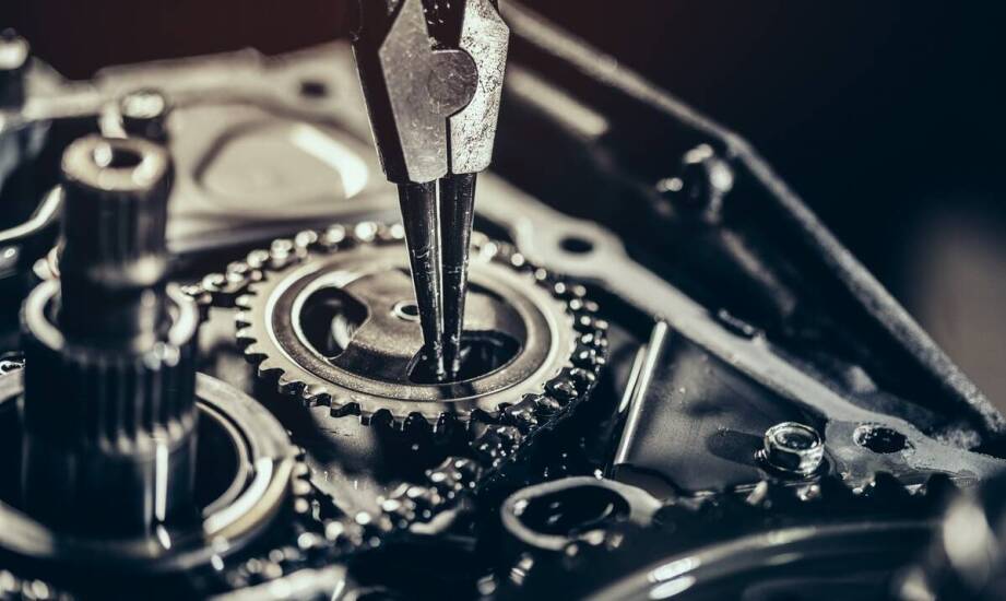 Jakie zmiany zachodzą w mechanizmach starych zegarów podczas naprawy?