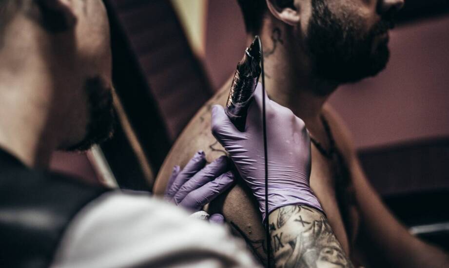 Wpływ nowoczesnych technologii na naukę tatuowania