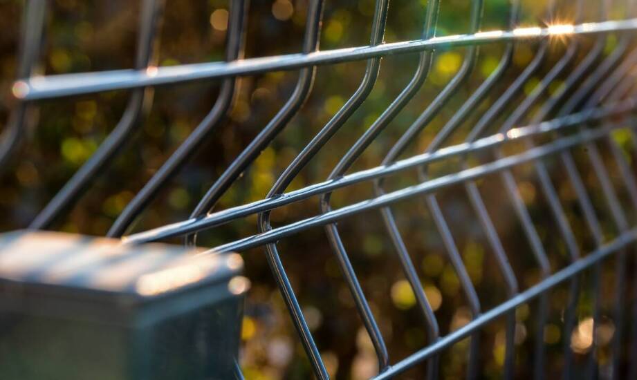 Siatki ogrodzeniowe – jakie są ich najważniejsze zalety i zastosowania?