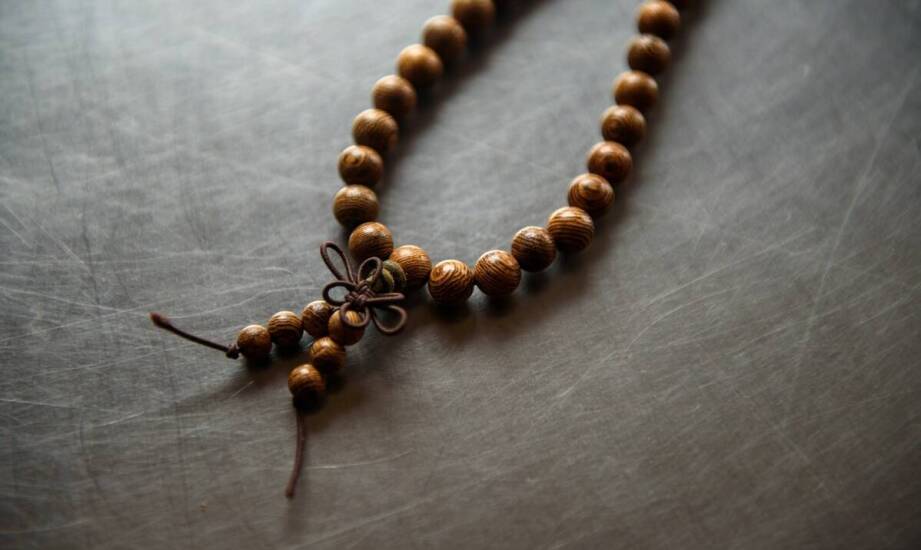 Historia i symbolika złotego różańca na rękę w różnych kulturach.