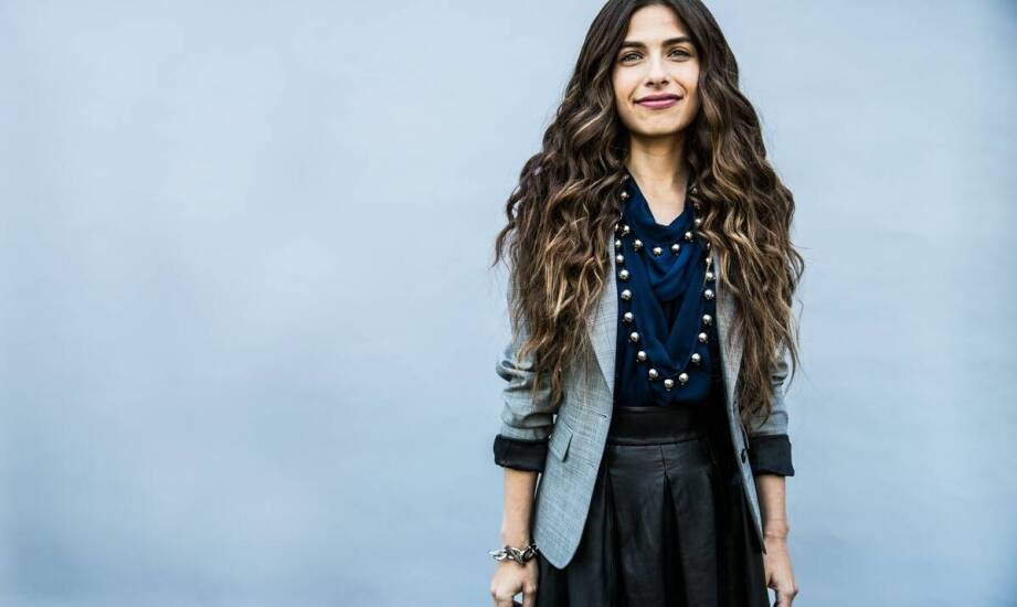 Nowoczesne podejście do klasyki: turban z apaszki w codziennych stylizacjach.